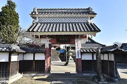 表門土浦藩主の土屋正直が、貞亨4年（1687年）に寄進したもの。
