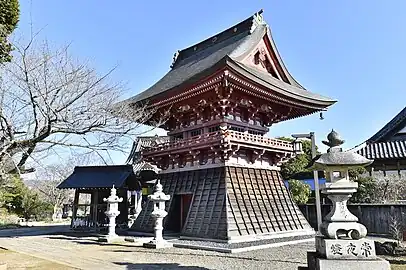 鐘楼明治初期の廃仏毀釈の際、筑波山神社の境内にあった中禅寺が廃仏になった時に移設されたもの。