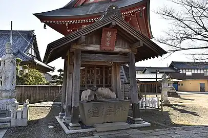 手水舎水鉢には水海道と書かれている。