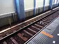 下置き式の停止位置目標（京成電鉄青砥駅の京成押上線上りホーム）