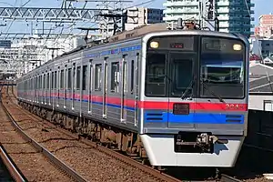 3700形による快速電車（2021年7月17日 四ツ木駅）