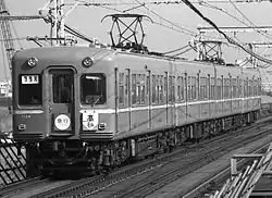 多くの会社に見られた、左右二隅に三角の縁取り「高砂」。車両は3100形。