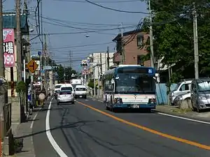 貝塚バス停 - 県職員能力開発センター入口バス停間を走行中の小倉団地線車両(千02系統)