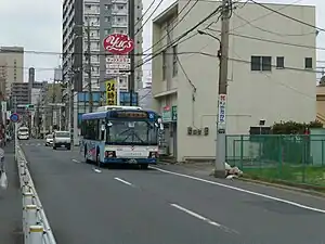 東本町バス停付近を走行中の都町中通り線車両(千05系統)