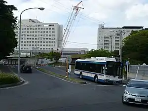 大学病院付近を走行中の大学病院線車両(千03-1系統)