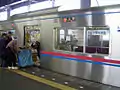 行商専用車で荷物の積み下ろしをする人々
