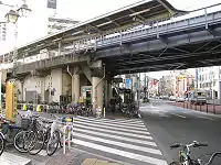 地上から駅方向を見る（2008年2月）