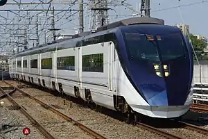 東松戸駅を通過するスカイライナーAE形