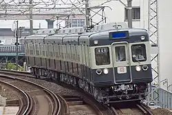 創立100周年記念として、3300形で再現された青電塗装