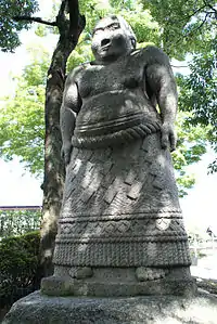 慶雲館の力士像