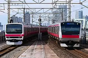 京葉線を走る209系500番台とE233系5000番台(2020年10月 新木場駅)