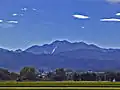 富山平野より中央に毛勝三山　左から毛勝山(と南峰)、釜谷山 、猫又山