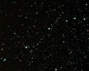 右上から左中段にかけて星が数珠つなぎに繋がっているのが「ケンブルの滝」、その左端にある星の小さな集まりがNGC 1502。