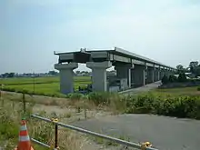開通している川島ICから荒川の直前までは道路が完成している。