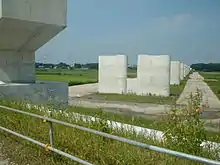 荒川を越える橋は河川敷まで橋桁が設置されている。