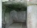 石室内部左側