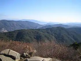 山頂から東北東を望む