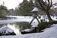 冬:徽軫灯籠と霞ヶ池