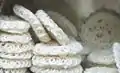 揚げたインドネシアの麺状のクルプッ・プティー