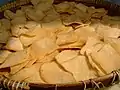 エビを練り込んだクルプッ・ウダンを揚げた物
