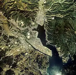 気仙沼湾(宮城県気仙沼市。1977年撮影の国土交通省 国土地理院 地図・空中写真閲覧サービスの空中写真を基に作成)