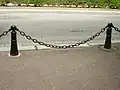 吊られているチェーンは懸垂線になる。