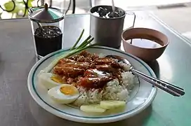 在タイ華人の間で食されているチャーシュー蓋飯