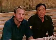 1988年4月、オーストラリアの記者ステファン・ライスの取材に応じるクン・サ