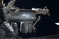 漆黒の宇宙空間を背景にした「きぼう」日本実験棟の進行方向の反対側側面