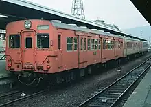 急行形気動車と併結した日本国有鉄道キハ35系