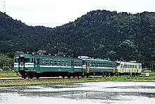 加古川線塗装のキハ37形(左)(1998年5月2日)