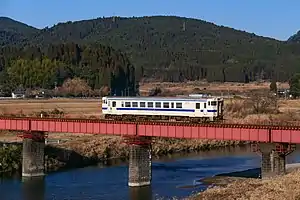 川内川を渡るキハ40形気動車(2022年1月、栗野 - 吉松間)