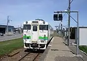 ホームに停車中のキハ40 401（2016年5月）