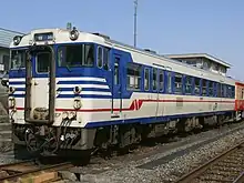 米沢駅停車中のキハ47形新潟色（前方）とキハ52形（後方）（2008年3月）