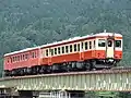 キハ52形100番台 朱色5号（首都圏色）、国鉄色（平岩駅 - 小滝駅、2008年8月15日）