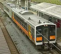 キハE120形(手前)と併結するキハ110形200番台(奥)