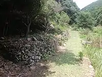奥原谷の旧集落跡を抜ける