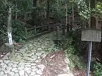 鹿ヶ瀬峠へ続く石畳