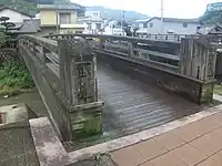 木橋を渡る