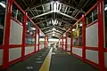 連絡通路のデザインは那智神社をイメージしたもの(2006年8月)