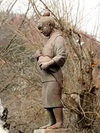 撃ち落とされたキジを抱く娘の像（長野市）
