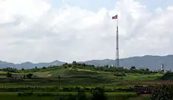 機井洞に掲揚された共和国旗