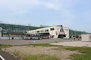 背後に駅躯体が見える南口（2013年9月）