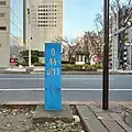 都庁南交差点にある距離標(0km、始点)。