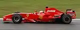 テストでカタロニアサーキットを走行するF2007（ドライバーはキミ・ライコネン）