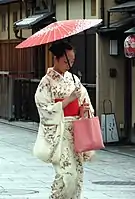 和服を着た女性(2007年夏、京都・祇園の花街にて)