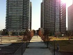 歩行者動線のキング軸が園内を二分する（左が北側）