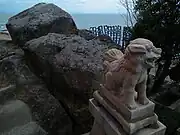 狛犬と巨岩