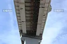 画像左:金城高架橋（工事中の名称は名港西大橋高架橋）。道路規格アップのため両側に拡幅された。画像右:金城高架橋の橋脚は短形断面として四隅を面取りした。橋脚中央にはスリットを設け、その中に排水管を設置した。