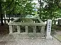 【義経腰掛石】
